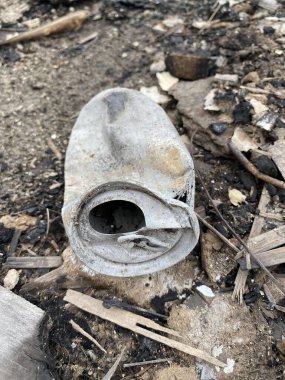 Yerdeki paslı teneke