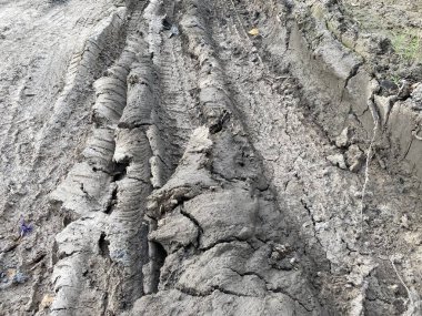 Toprak toprak dokusunda kuru tekerlek izi