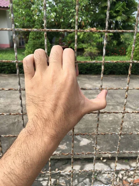 Mano Con Valla Metal Sin Libertad — Foto de Stock