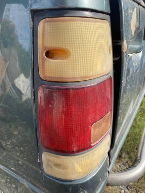 Kapat şu eski far arabasını.