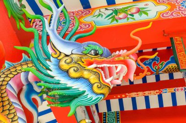 Tapınaktaki altın ejder heykeli.