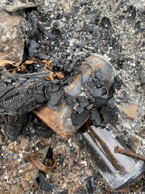 Kül ve teneke kutuyu yere yakın.