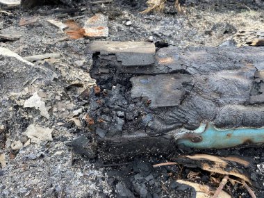 Yandıktan sonra kirli odunları kapat.