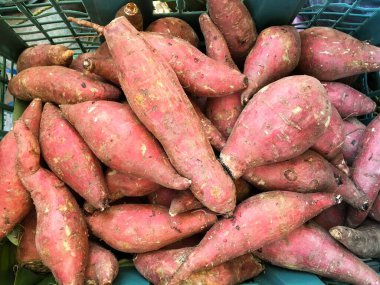 Ocağın üzerindeki Cassava ızgarasını kapat.