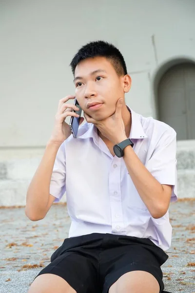 Närbild Söt Man Använda Telefon — Stockfoto