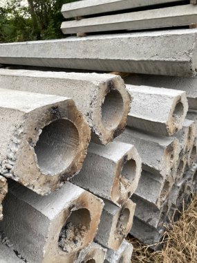 Betonun üzerinde beton ve beton bloklar var..