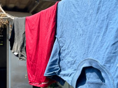 Çamaşırları çamaşır ipinde kurutmak..