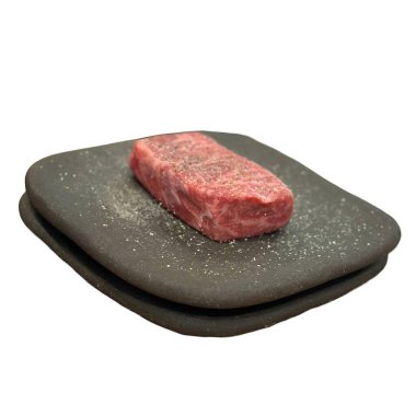 Taze ve çiğ biftek.