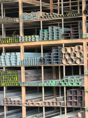 Depoda demir borular yığını