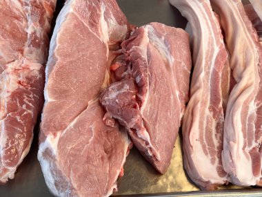 Markette satılık baharatlı taze domuz pirzolası..