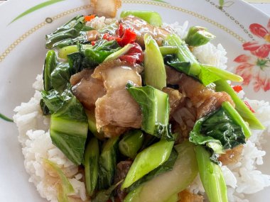 Kızarmış domuz ve lahana.