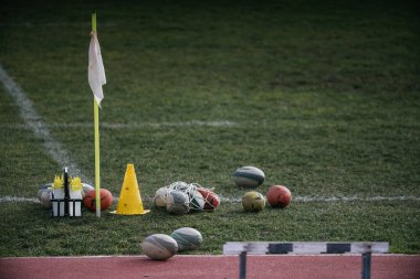 Rugby topları su şişeleri ve küçük bir bayrak ile sahanın köşesinde yatıyordu.