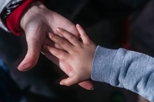 Torunun eli, büyükanne eli tarafından sevgi ve özen gösterilerek destekleniyor.