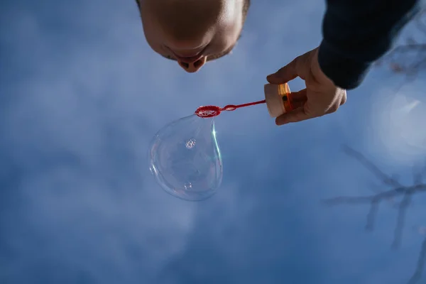Resim mavi elbiseli bir çocuğun balon şişirmesinden alındı.