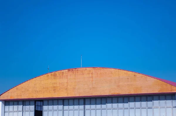 Havalimanında kapısı açık, güzel mavi gökyüzü olan klasik bir hangar.