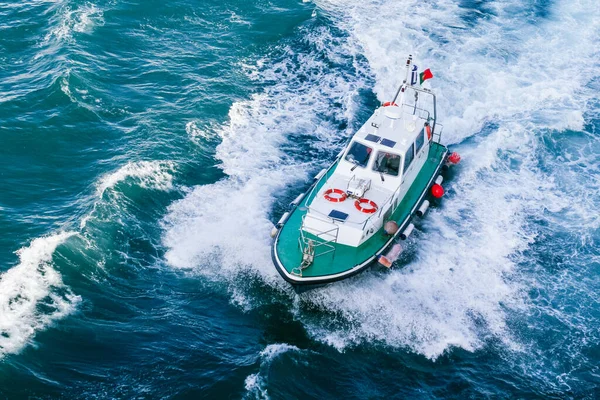 Pequeño Barco Piloto Acercándose Para Desembarcar Cerca Puerto Portugués — Foto de Stock