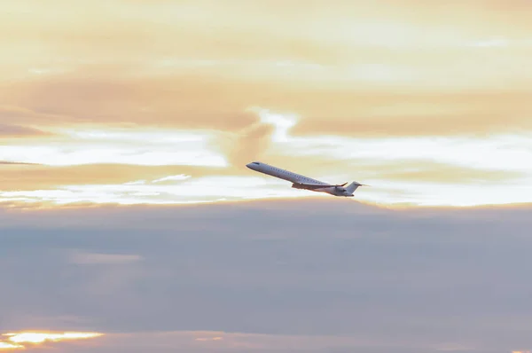 Branco Avião Jato Pequeno Decolando Durante Nascer Sol Aeroporto Espanhol — Fotografia de Stock