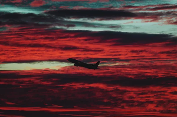 Пасажирський Реактивний Літак Оброблений Проти Хмар Злітає Під Час Дуже — стокове фото