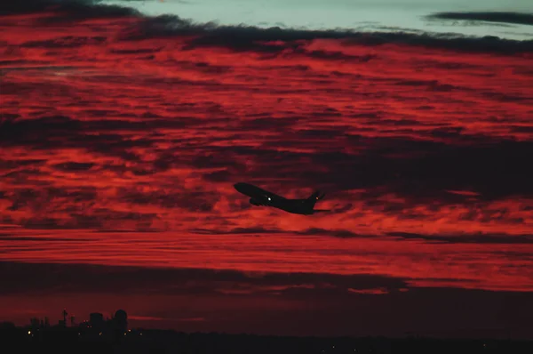 Avião Jato Passageiros Aparado Contra Nuvens Decolando Durante Nascer Sol — Fotografia de Stock