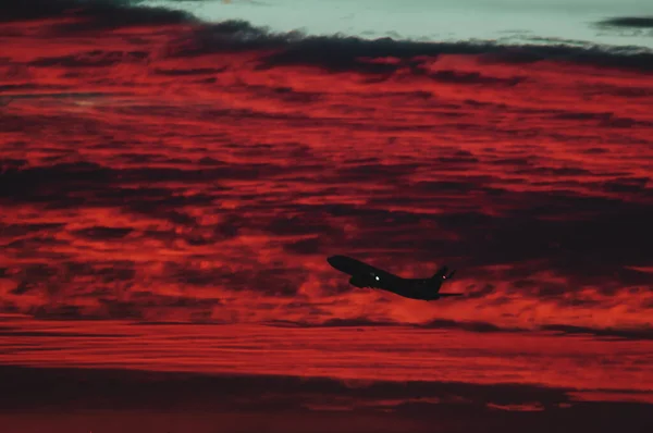 Пассажирский Реактивный Самолет Подрезанный Облакам Взлетающим Время Красного Восхода Солнца — стоковое фото