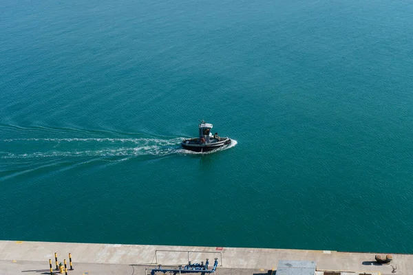 Pequeño Barco Piloto Navegando Cerca Muelle Hormigón Tranquilo Mar Verde — Foto de Stock