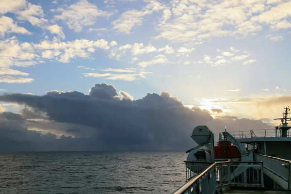 Hermoso Atardecer Medio Del Océano Observado Desde Crucero — Foto de Stock
