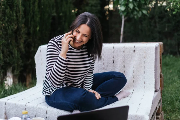 Mujer Morena Hablando Teléfono Celular Sonríe Jardín Casa Mientras Teletrabaja Imagen De Stock