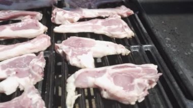 Mangalda alevlerle pişirilmiş kuzu pirzolası çeviriyorum. Yaşam tarzı.