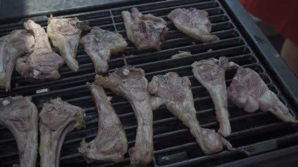 Panorámica Chuletas Cordero Cocinando Con Llamas Una Barbacoa Estilo Vida — Vídeos de Stock