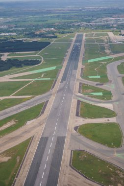 Bulutlu bir günde Adolfo Suarez havaalanı ve çevresindeki pistlerden birinin hava görüntüsü. Seyahat.