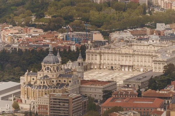 Madrid 'deki Kraliyet Sarayı ve Almudena Katedrali' nin havadan görünüşü. Seyahat, turizm, ünlü bir yer..