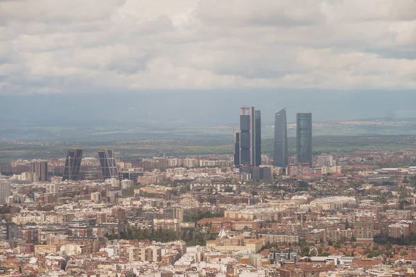 Madrid, İspanya finans bölgesi bulutlu bir günde ufukta beliriyor. Binalar, Simgeler, İş, Finans.