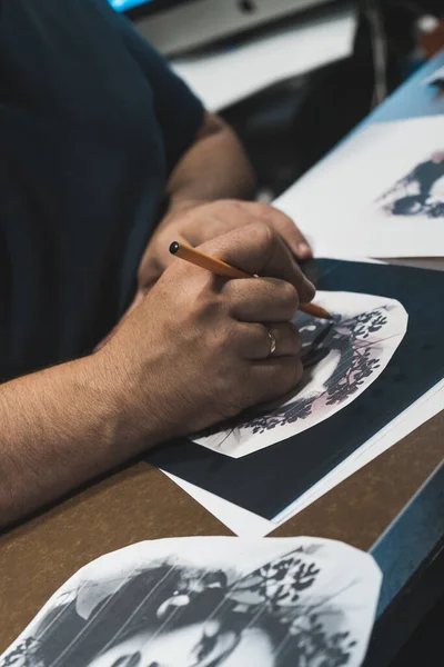 Tatuaje Diseñando Dibujando Cara Una Mujer Para Tatuar Tonos Grises Imagen De Stock