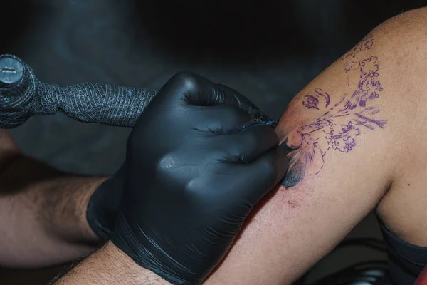 Woman Arm Being Tattooed Machine Protected Covid Lifestyle Tattooist Wearing — Stock Photo, Image