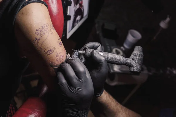 Татуировка Женской Руки Машиной Защищенной Covid Стиль Жизни Татуировщик Чёрных — стоковое фото