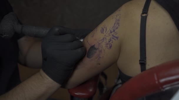 一个女人用深色墨水在她的胳膊上纹身了一个女人的脸 生活方式 — 图库视频影像