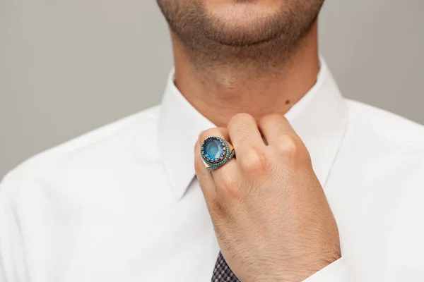 Männerhand Mit Silbernen Ringen Den Fingern — Stockfoto