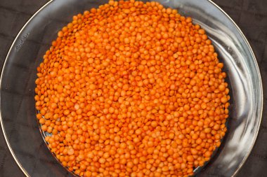 Yakından çekilen kırmızı mercimek taneleri.