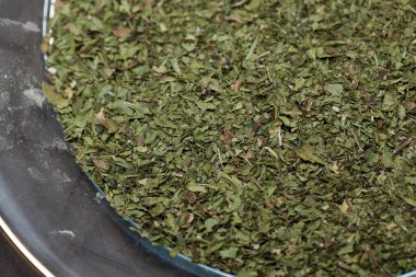 Yakın plan yeşil kurutulmuş nane arkaplanı.