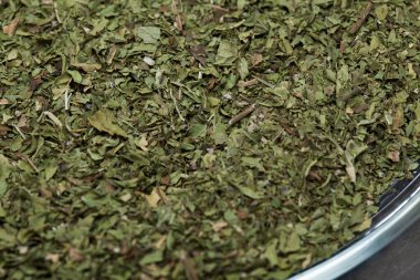 Yakın plan yeşil kurutulmuş nane arkaplanı.