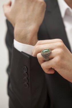 Parmaklarında gümüş yüzükler olan bir adam eli