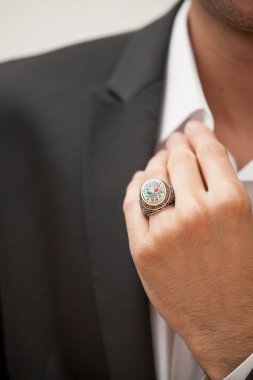 Parmaklarında gümüş yüzükler olan bir adam eli