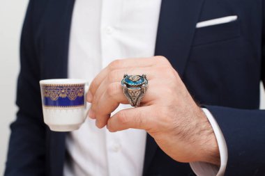 Parmaklarında gümüş yüzükler olan bir adam eli
