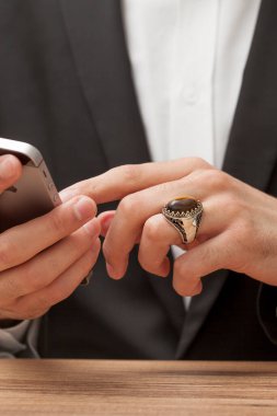 Parmaklarında gümüş yüzükler olan bir adam eli.