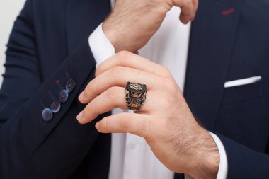 Parmaklarında gümüş yüzükler olan bir adam eli.