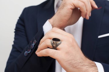 Parmaklarında gümüş yüzükler olan bir adam eli.