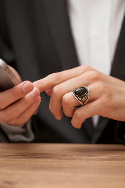 指に銀の指輪を持つ男の手 — ストック写真