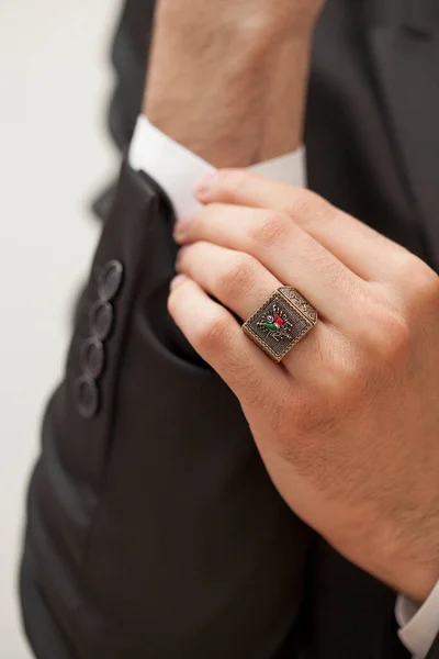 Männerhand Mit Silbernen Ringen Den Fingern — Stockfoto