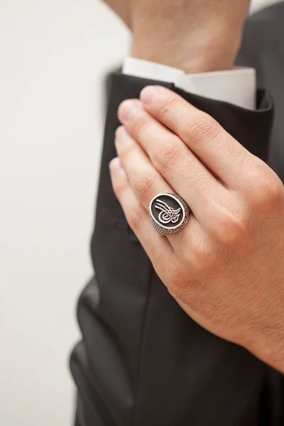 Männerhand Mit Silbernen Ringen Den Fingern — Stockfoto