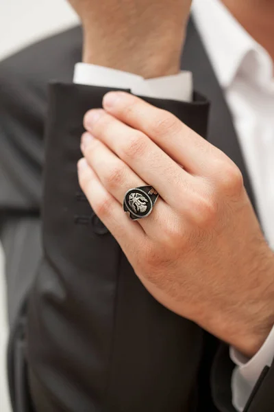 Männerhand Mit Silbernen Ringen Den Fingern — Stockfoto